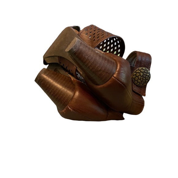 Fugitive by Francis Rossi Sandals - Picture 6 of 6